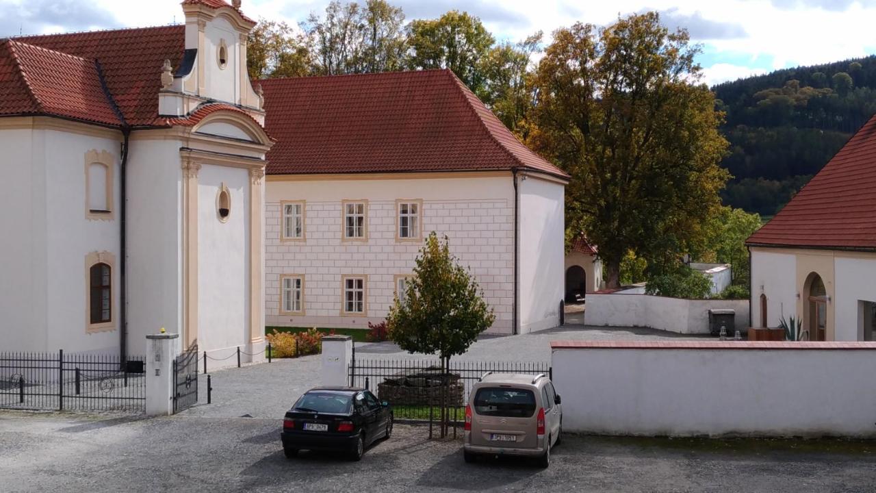 Отель Zamek Hradek U Susice Экстерьер фото